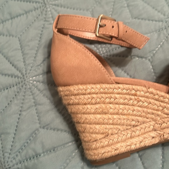 LIKE NEW! a.n.a. 3.5" wedge Brenda sandal in beige/light pink 9M w/ ankle strap - Picture 12 of 14